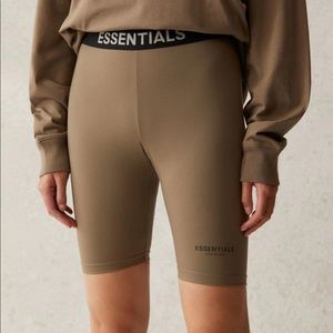 ESSENTIALS taupe bike short